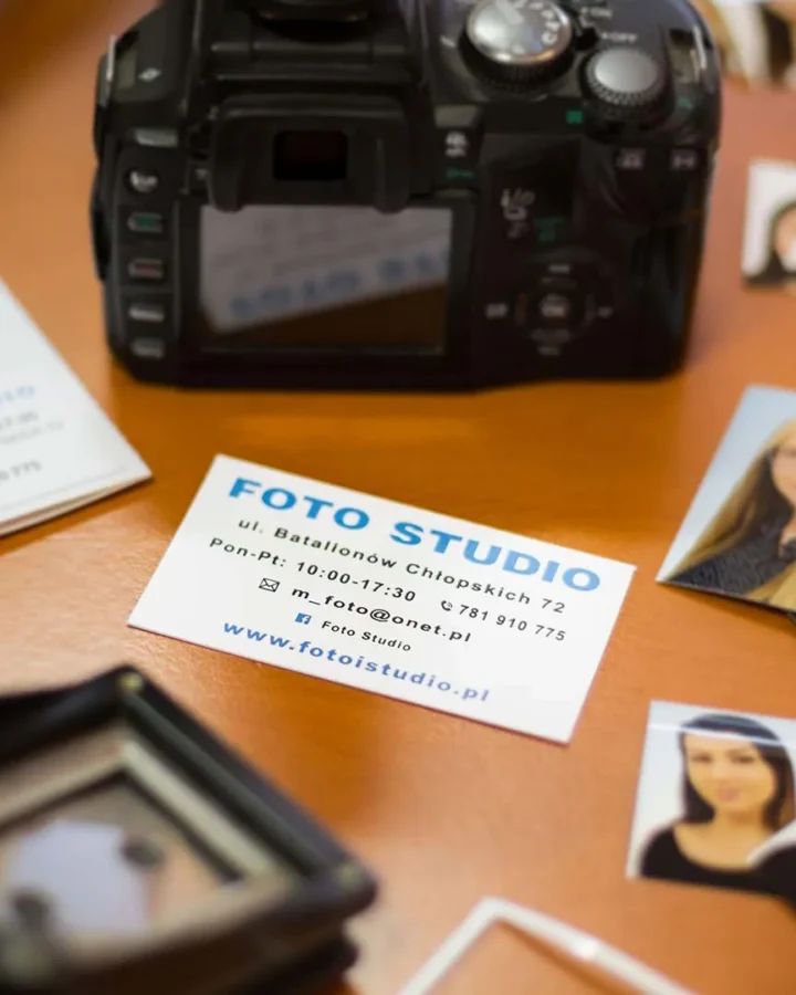 Aparat i zdjęcia do dokumentów na biurku w Foto Studio
